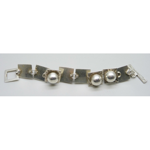 7045 - A designer silver bracelet, 42g, 17.5cm