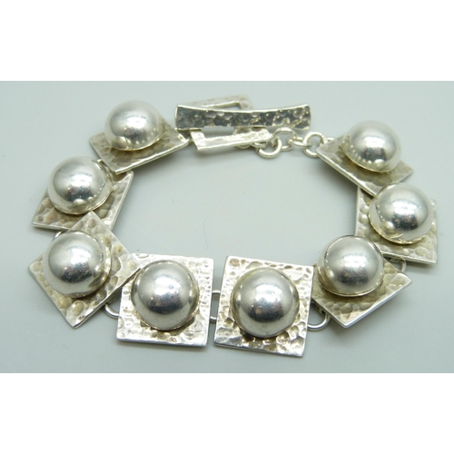 7045 - A designer silver bracelet, 42g, 17.5cm