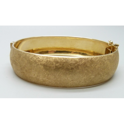 7048 - A silver gilt bangle, 15.1g