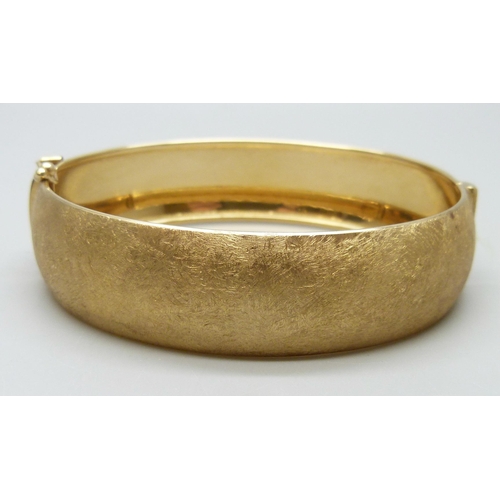 7048 - A silver gilt bangle, 15.1g