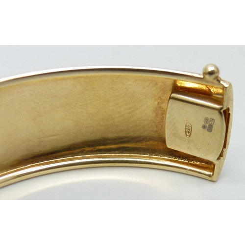 7048 - A silver gilt bangle, 15.1g