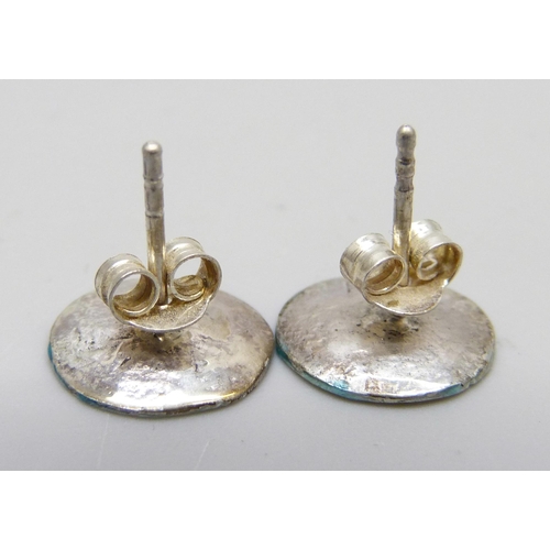 7058 - A pair of silver and enamelled stud earrings by Andrew Elliot