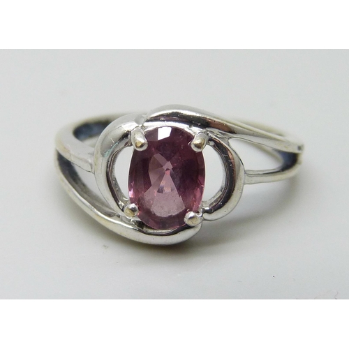 7064 - A 9ct white gold and amethyst ring, 3g, N