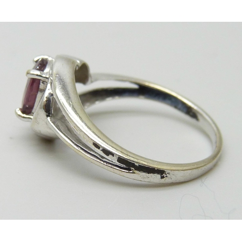 7064 - A 9ct white gold and amethyst ring, 3g, N