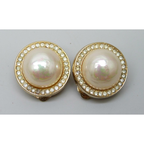 7065A - A pair of Christian Dior vintage earrings