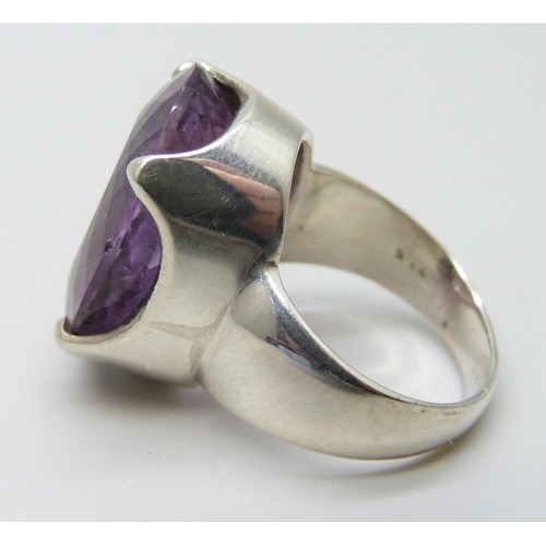 7076 - A large silver and amethyst dress ring, L