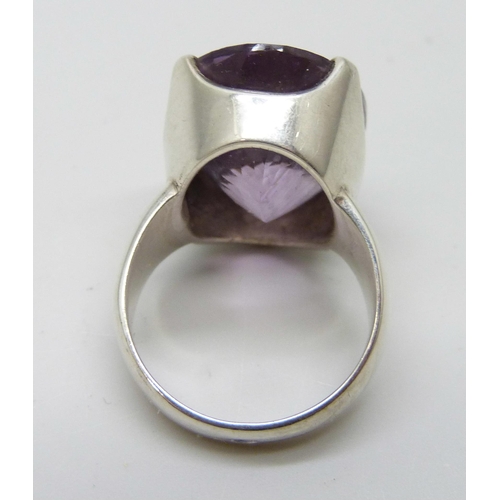 7076 - A large silver and amethyst dress ring, L