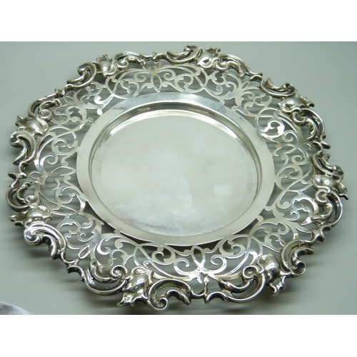 7133 - An early Victorian pierced silver dish with stand and lid, London 1839, Charles Fox II, 666.8g of si... 