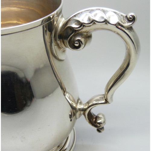 7137 - A silver mug, Garrard & Co., Birmingham 1971, 327g, underside bears inscription