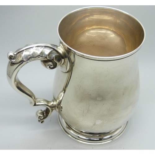 7137 - A silver mug, Garrard & Co., Birmingham 1971, 327g, underside bears inscription