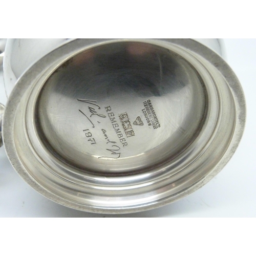 7137 - A silver mug, Garrard & Co., Birmingham 1971, 327g, underside bears inscription