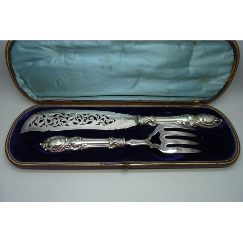 7143 - A pair of Victorian fish servers, cased, John Gilbert, Birmingham 1851, silver covered handles, A1 e... 