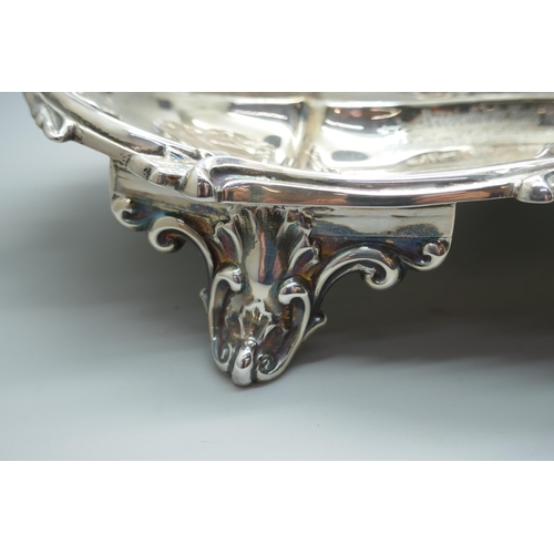 7146 - A silver desk stand by Walker & Hall, Chester 1906, with inscription dated 1917, stand 613g