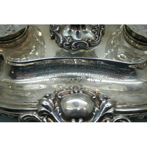 7146 - A silver desk stand by Walker & Hall, Chester 1906, with inscription dated 1917, stand 613g