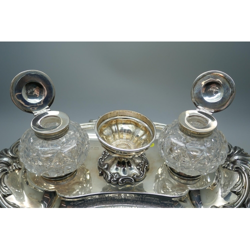 7146 - A silver desk stand by Walker & Hall, Chester 1906, with inscription dated 1917, stand 613g