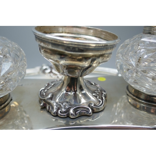 7146 - A silver desk stand by Walker & Hall, Chester 1906, with inscription dated 1917, stand 613g