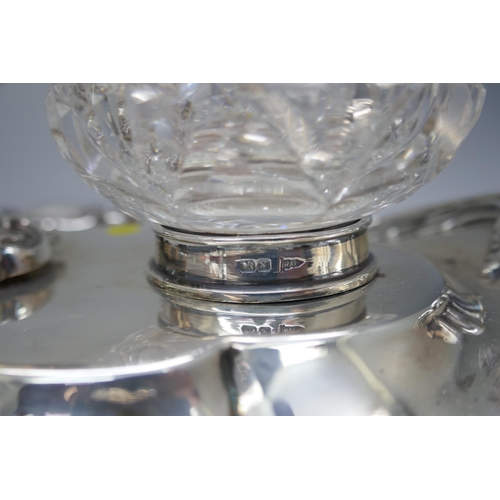 7146 - A silver desk stand by Walker & Hall, Chester 1906, with inscription dated 1917, stand 613g