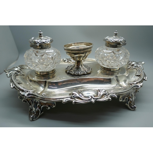 7146 - A silver desk stand by Walker & Hall, Chester 1906, with inscription dated 1917, stand 613g