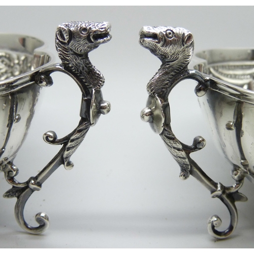 7147 - A pair of silver dishes with three feet/handles, Chester 1901 and 1903, maker J.J., 256g, (12/13cm a... 