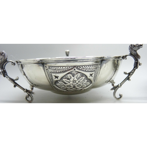 7147 - A pair of silver dishes with three feet/handles, Chester 1901 and 1903, maker J.J., 256g, (12/13cm a... 