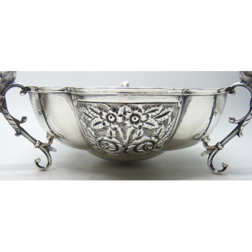 7147 - A pair of silver dishes with three feet/handles, Chester 1901 and 1903, maker J.J., 256g, (12/13cm a... 