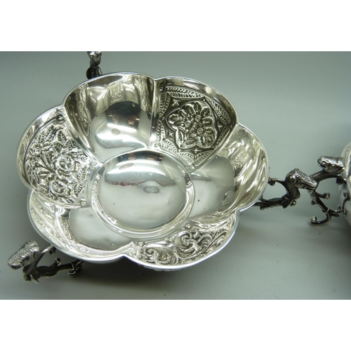 7147 - A pair of silver dishes with three feet/handles, Chester 1901 and 1903, maker J.J., 256g, (12/13cm a... 