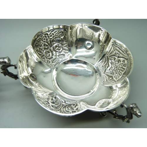 7147 - A pair of silver dishes with three feet/handles, Chester 1901 and 1903, maker J.J., 256g, (12/13cm a... 