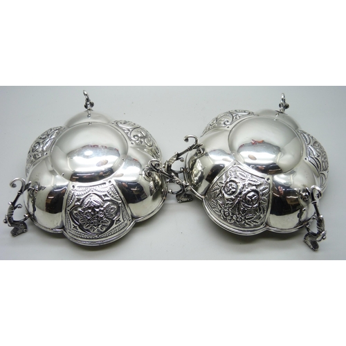 7147 - A pair of silver dishes with three feet/handles, Chester 1901 and 1903, maker J.J., 256g, (12/13cm a... 