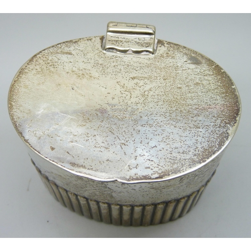 7152 - A Victorian silver tea caddy, Goldsmiths & Silversmiths, London 1892, 132g, 82mm wide