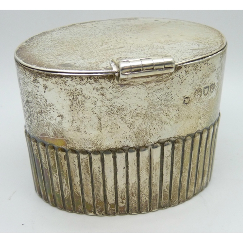 7152 - A Victorian silver tea caddy, Goldsmiths & Silversmiths, London 1892, 132g, 82mm wide