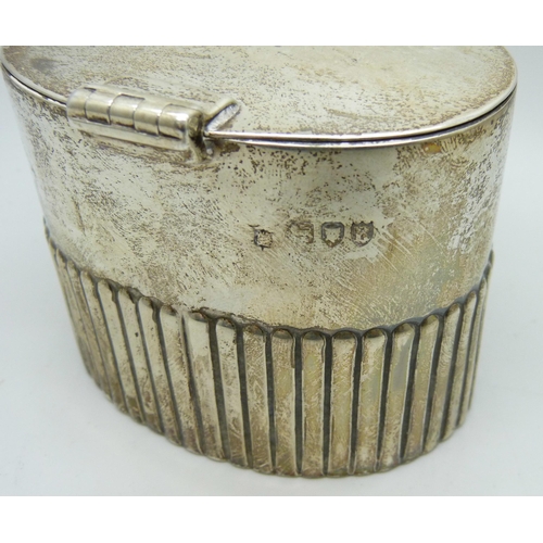 7152 - A Victorian silver tea caddy, Goldsmiths & Silversmiths, London 1892, 132g, 82mm wide