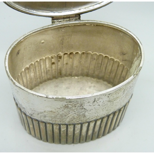 7152 - A Victorian silver tea caddy, Goldsmiths & Silversmiths, London 1892, 132g, 82mm wide