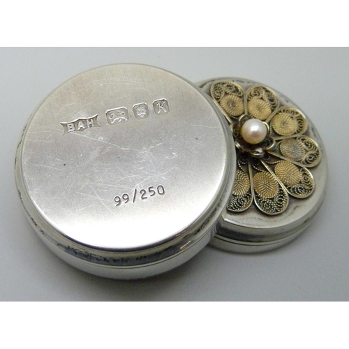 7156 - A circular silver pill box with filigree detail and set with a pearl, London 1984, 35g, diameter 41m... 