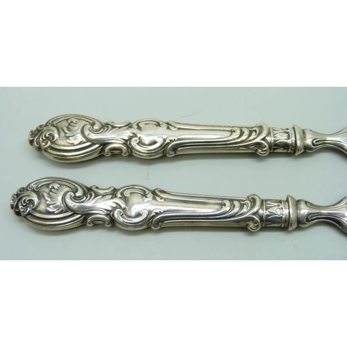 7159 - A pair of Victorian silver preserve knives, total weight 63g