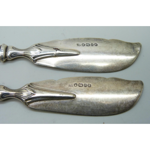 7159 - A pair of Victorian silver preserve knives, total weight 63g