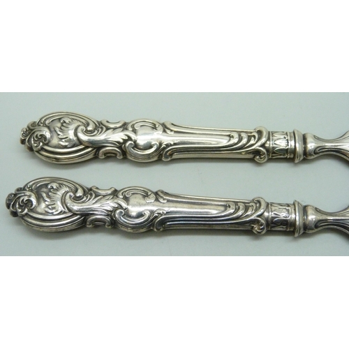 7159 - A pair of Victorian silver preserve knives, total weight 63g