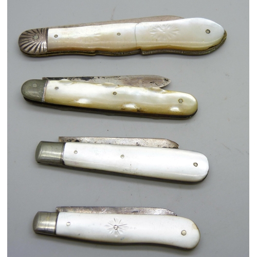 7161 - Four silver and mother of pearl fruit knives, one with cracked handle