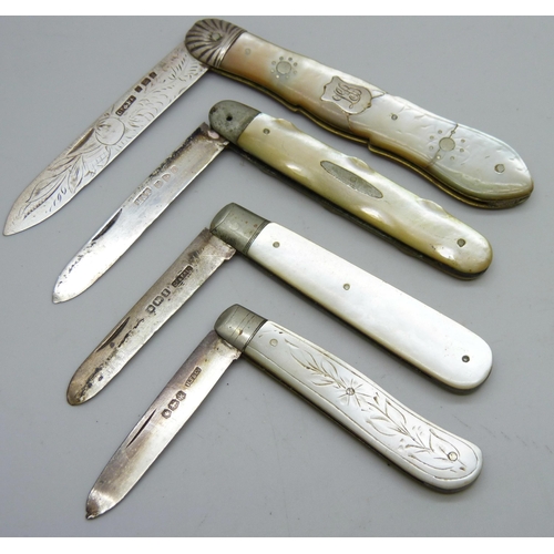 7161 - Four silver and mother of pearl fruit knives, one with cracked handle