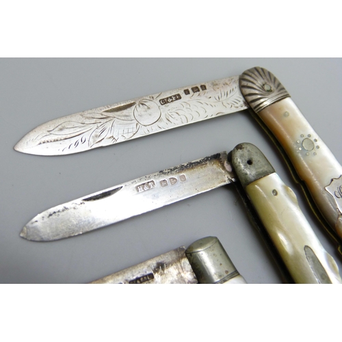 7161 - Four silver and mother of pearl fruit knives, one with cracked handle