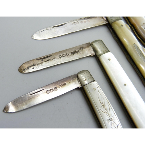 7161 - Four silver and mother of pearl fruit knives, one with cracked handle