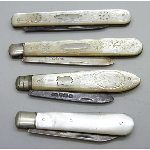 7162 - Four silver and mother of pearl fruit knives, one with cracked handle