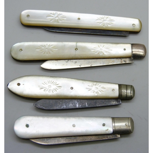 7162 - Four silver and mother of pearl fruit knives, one with cracked handle