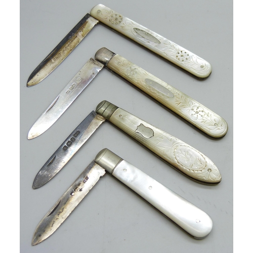 7162 - Four silver and mother of pearl fruit knives, one with cracked handle