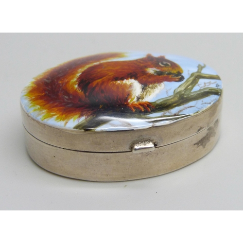 7164 - A silver and enamelled pill box with hand painted squirrel detail, Birmingham 1998, 36mm wide