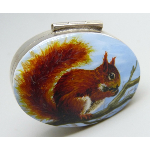 7164 - A silver and enamelled pill box with hand painted squirrel detail, Birmingham 1998, 36mm wide