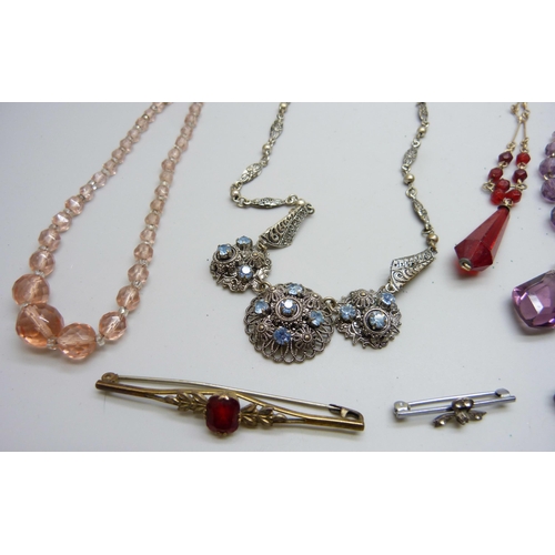 7172 - A collection of vintage jewellery