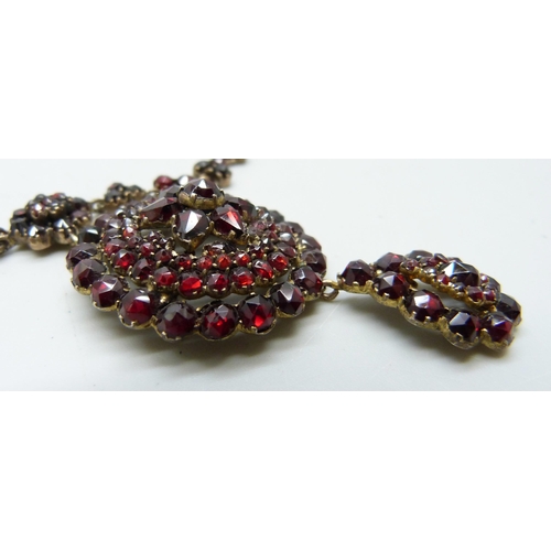 7178 - A Bohemian garnet necklet, 40cm