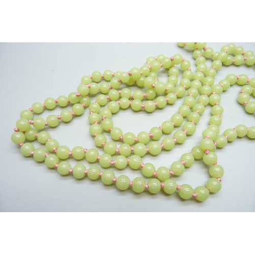 7179 - A long jade necklace