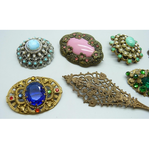 7190 - Eight vintage brooches