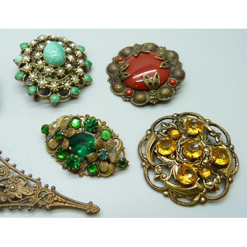 7190 - Eight vintage brooches